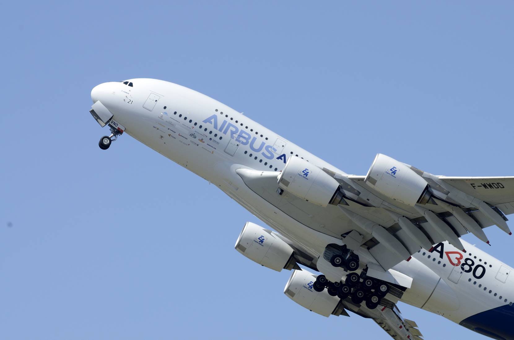 2013巴黎航展A380运输机飞行表演