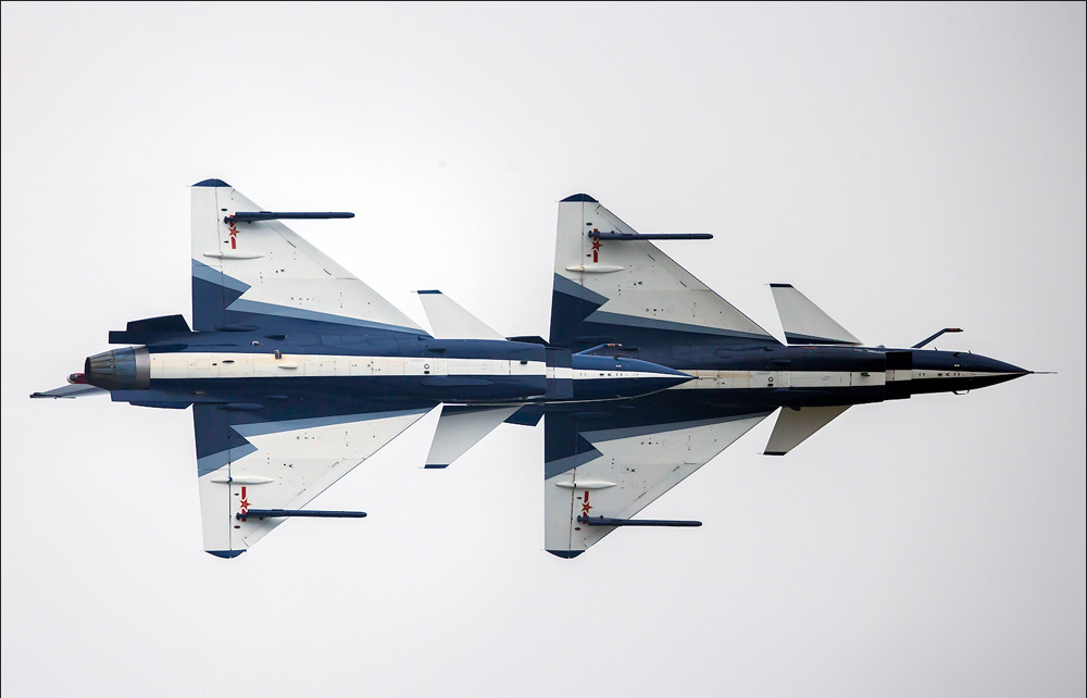 八一飞行表演对J-10战机2013莫斯科航展
