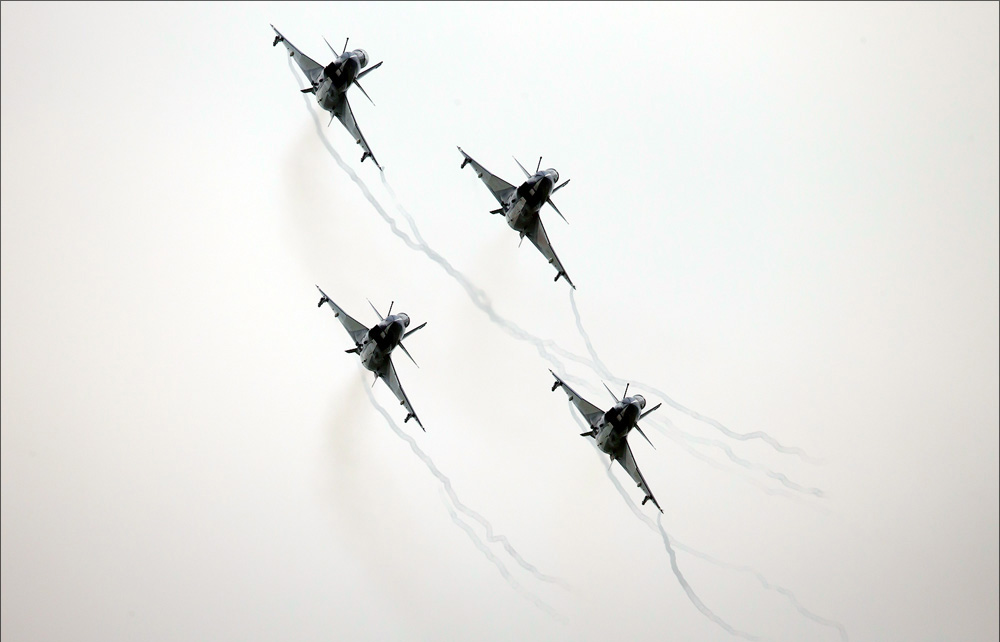 八一飞行表演对J-10战机2013莫斯科航展